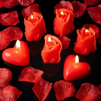 Valentine's Day rose & heart mini candle set with artificial rose petals